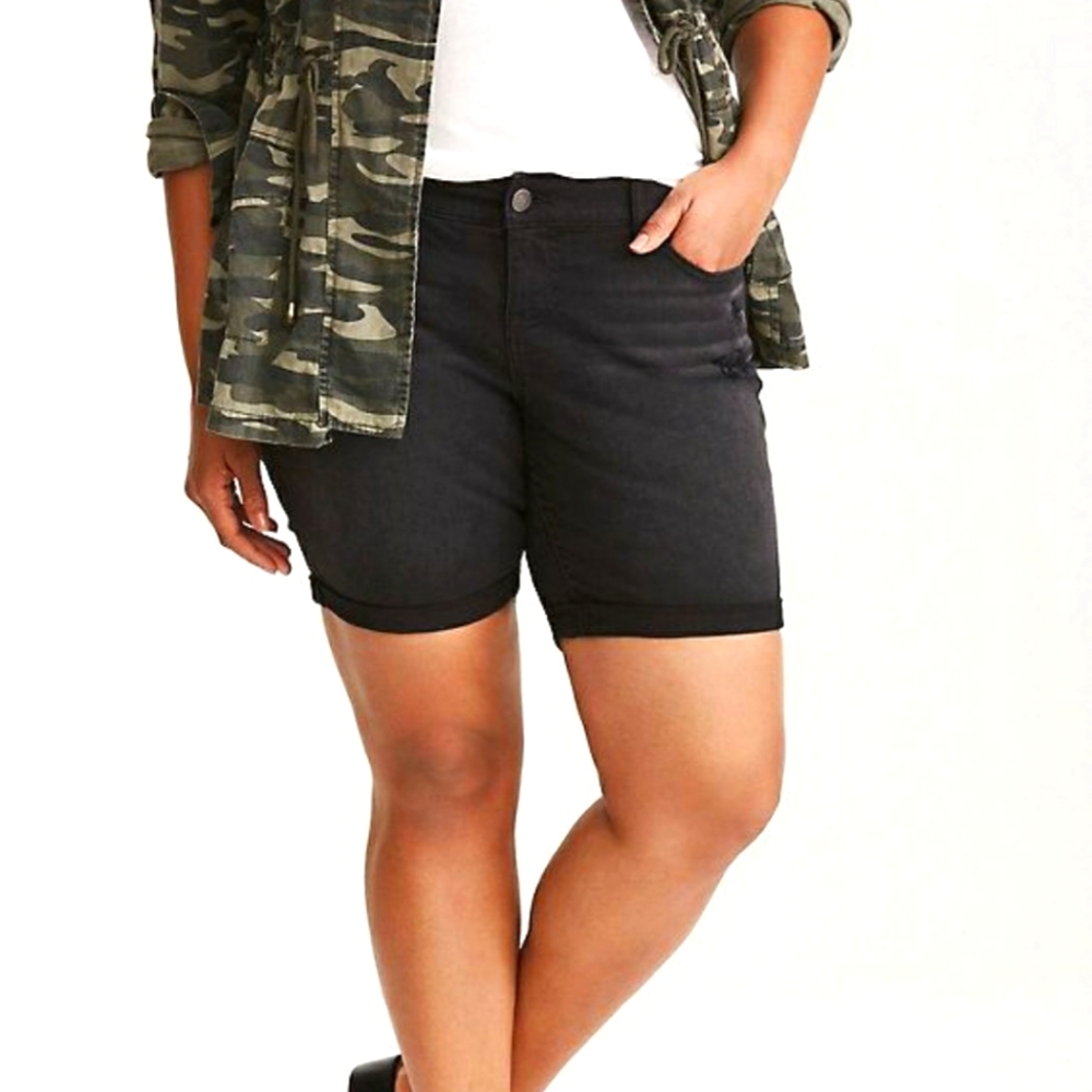 🖤Torrid 🖤 8 inch  mid shorts 💣💥